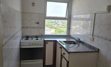 DEPTO DOS AMBIENTES, MUY BUENA UBICACION - C/COCHERA