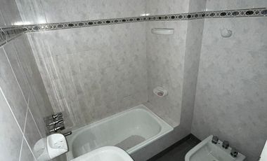 DEPTO DOS AMBIENTES, MUY BUENA UBICACION - C/COCHERA