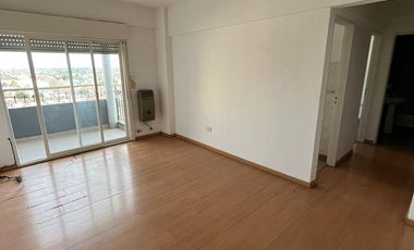 DEPTO DOS AMBIENTES, MUY BUENA UBICACION - C/COCHERA