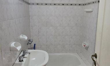 DEPTO DOS AMBIENTES, MUY BUENA UBICACION - C/COCHERA