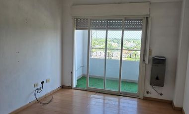 DEPTO DOS AMBIENTES, MUY BUENA UBICACION - C/COCHERA