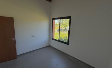 Casa a estrenar, en el corazón de La Federala, donde el verde y la tranquilidad son protagonistas