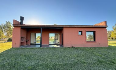 Casa a estrenar, en el corazón de La Federala, donde el verde y la tranquilidad son protagonistas