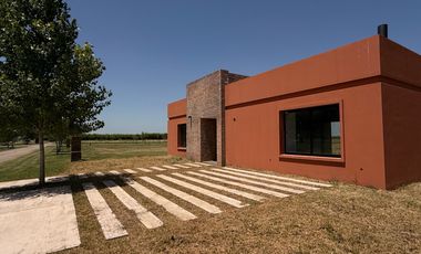 Casa a estrenar, en el corazón de La Federala, donde el verde y la tranquilidad son protagonistas