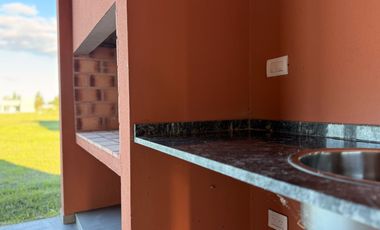 Casa a estrenar, en el corazón de La Federala, donde el verde y la tranquilidad son protagonistas