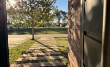 Casa a estrenar, en el corazón de La Federala, donde el verde y la tranquilidad son protagonistas