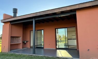 Casa a estrenar, en el corazón de La Federala, donde el verde y la tranquilidad son protagonistas