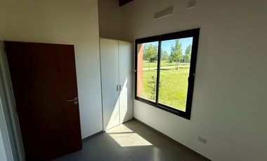 Casa a estrenar, en el corazón de La Federala, donde el verde y la tranquilidad son protagonistas