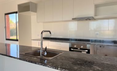 Casa a estrenar, en el corazón de La Federala, donde el verde y la tranquilidad son protagonistas