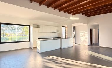 Casa a estrenar, en el corazón de La Federala, donde el verde y la tranquilidad son protagonistas