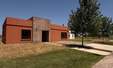 Casa a estrenar, en el corazón de La Federala, donde el verde y la tranquilidad son protagonistas