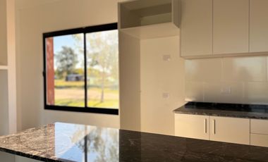 Casa a estrenar, en el corazón de La Federala, donde el verde y la tranquilidad son protagonistas