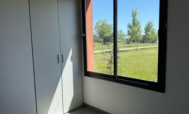 Casa a estrenar, en el corazón de La Federala, donde el verde y la tranquilidad son protagonistas