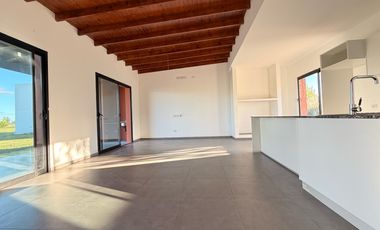 Casa a estrenar, en el corazón de La Federala, donde el verde y la tranquilidad son protagonistas