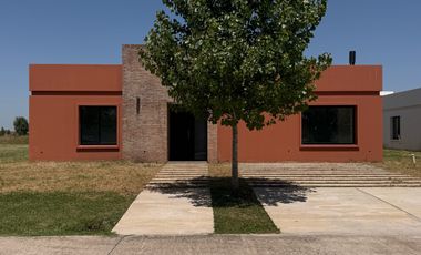 Casa a estrenar, en el corazón de La Federala, donde el verde y la tranquilidad son protagonistas