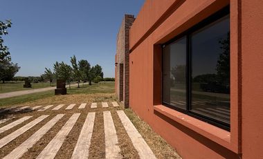 Casa a estrenar, en el corazón de La Federala, donde el verde y la tranquilidad son protagonistas