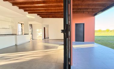 Casa a estrenar, en el corazón de La Federala, donde el verde y la tranquilidad son protagonistas