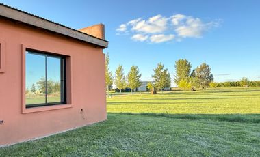 Casa a estrenar, en el corazón de La Federala, donde el verde y la tranquilidad son protagonistas