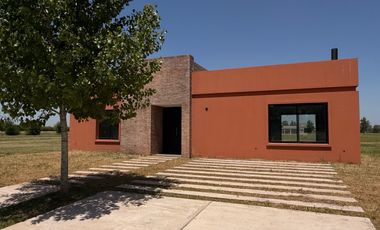 Casa a estrenar, en el corazón de La Federala, donde el verde y la tranquilidad son protagonistas