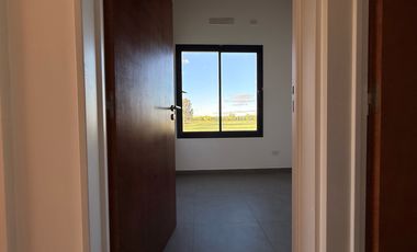 Casa a estrenar, en el corazón de La Federala, donde el verde y la tranquilidad son protagonistas