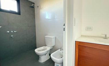 Casa a estrenar, en el corazón de La Federala, donde el verde y la tranquilidad son protagonistas