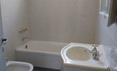 Excelente PH 2 ambientes con entrada independiente reciclado a nuevo, patio. Exc ubicación.