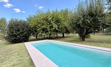 Chacra de 6 hectáreas con casa de campo, parque arbolado y piscina – entorno único en los alrededores de Salvador María, Lobos