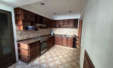 Casa con 3 dorm, garaje y patio