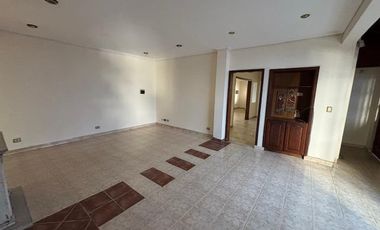 Casa con 3 dorm, garaje y patio