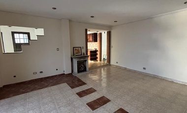 Casa con 3 dorm, garaje y patio