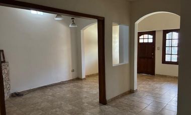 Casa con 3 dorm, garaje y patio