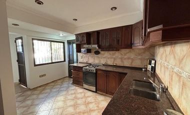 Casa con 3 dorm, garaje y patio