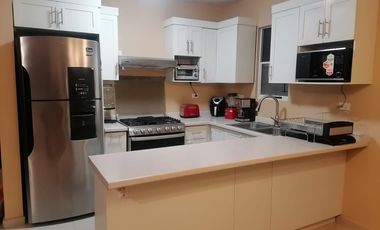 Casa de 3 niveles en renta equipada y amueblada en Residencial Valterra, Apodaca