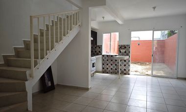 CASA EN RENTA EN PLAYA DEL CARMEN DE 2 REC. EN LOS OLIVOS CON ALBERCA