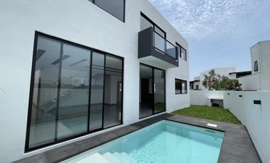 PUNTA TIBURON, Casa en VENTA con ALBERCA, área de TV y cuarto de servicio