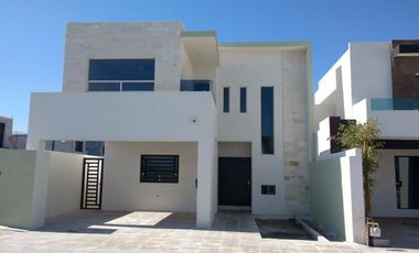 CASA EN RENTA EN PRIVANZAS DEL CAMPESTRE EN ESQUINA