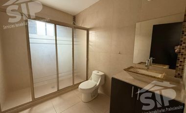 CASA EN RENTA EN PRIVANZAS DEL CAMPESTRE EN ESQUINA