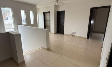 CASA EN RENTA EN PRIVANZAS DEL CAMPESTRE EN ESQUINA