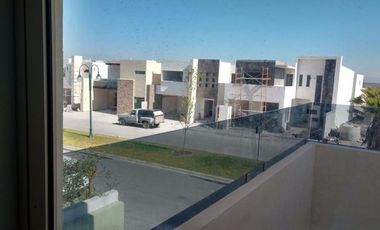 CASA EN RENTA EN PRIVANZAS DEL CAMPESTRE EN ESQUINA