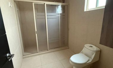 CASA EN RENTA EN PRIVANZAS DEL CAMPESTRE EN ESQUINA