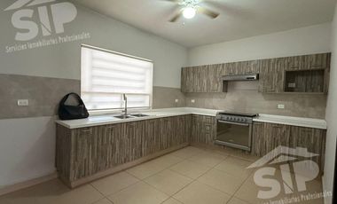 CASA EN RENTA EN PRIVANZAS DEL CAMPESTRE EN ESQUINA