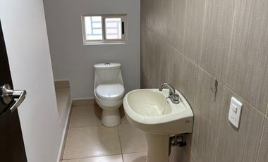 CASA EN RENTA EN PRIVANZAS DEL CAMPESTRE EN ESQUINA