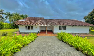 Se vende finca en Via Cerritos-La Virginia