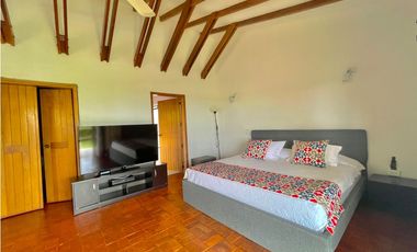 Se vende finca en Via Cerritos-La Virginia