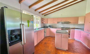 Se vende finca en Via Cerritos-La Virginia