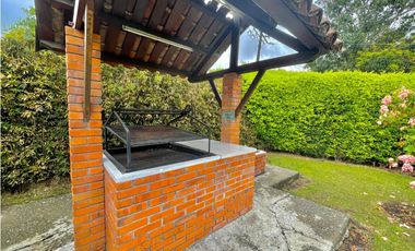 Se vende finca en Via Cerritos-La Virginia