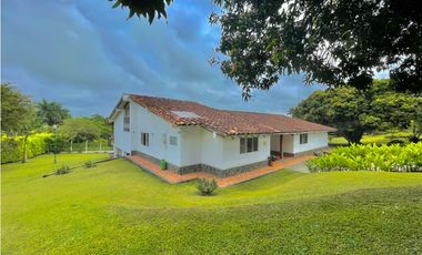 Se vende finca en Via Cerritos-La Virginia
