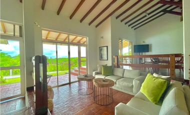 Se vende finca en Via Cerritos-La Virginia