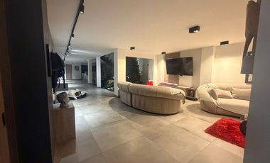 Lujosa Casa de 630m² en Los Colores - 3 Niveles, Jacuzzi y Cine.