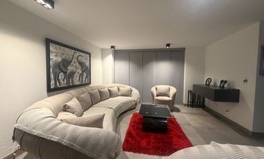 Lujosa Casa de 630m² en Los Colores - 3 Niveles, Jacuzzi y Cine.